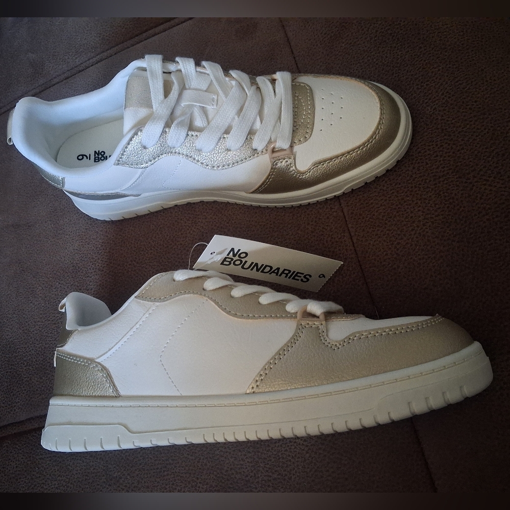 No Boundaries Women's Metallic Gold and White Sneakers Size 9